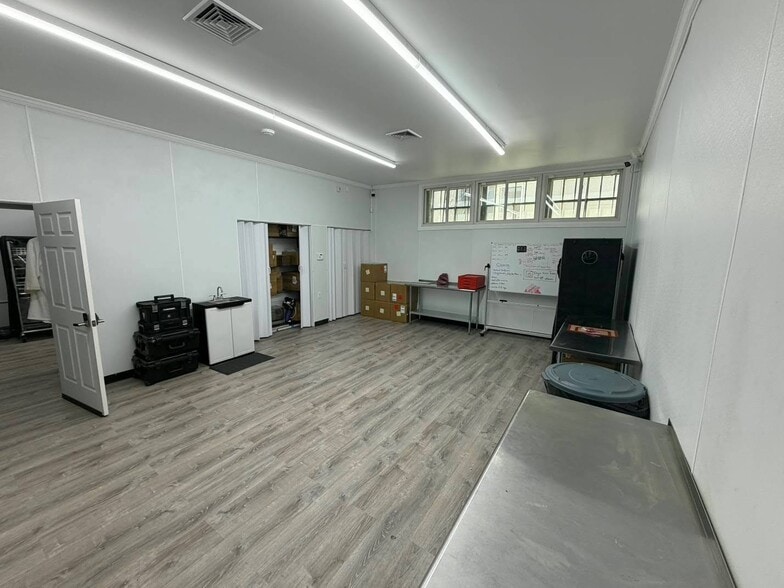 More Photos Of 1615 Sycamore Ave, Bohemia Warehouse For Lease