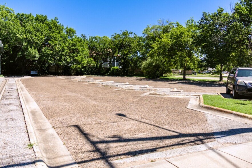 More Photos Of 1314 W Hickory St, Denton Freestanding For Sale