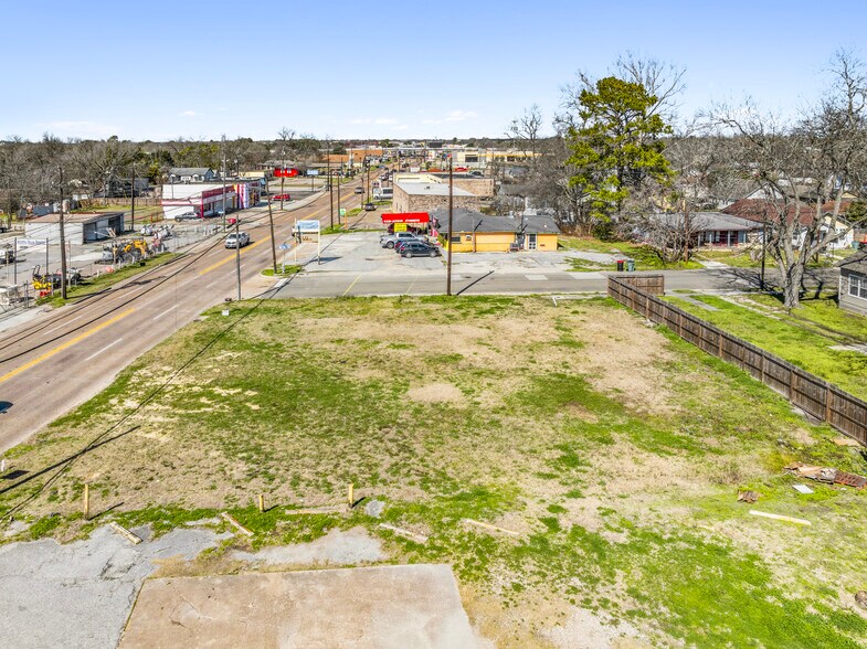 More Photos Of 1812 N Main St, Baytown Storefront For Lease