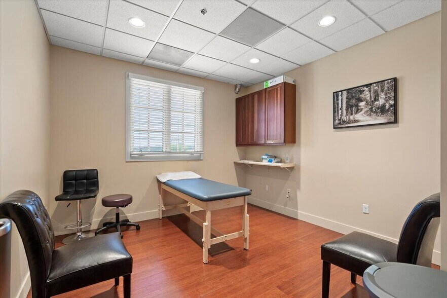 More Photos Of 10 Harris Ct, Monterey Medical For Sale