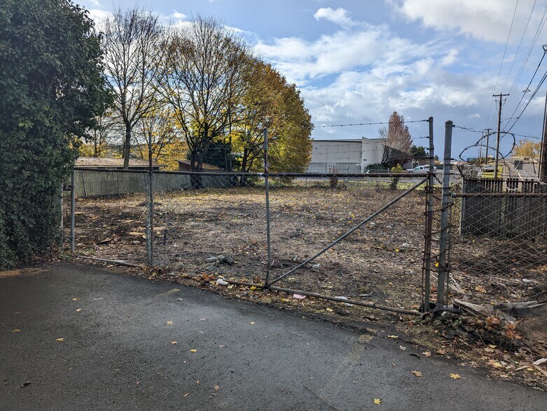 More Photos Of 1201 W Fourth Plain Blvd, Vancouver Flex For Sale