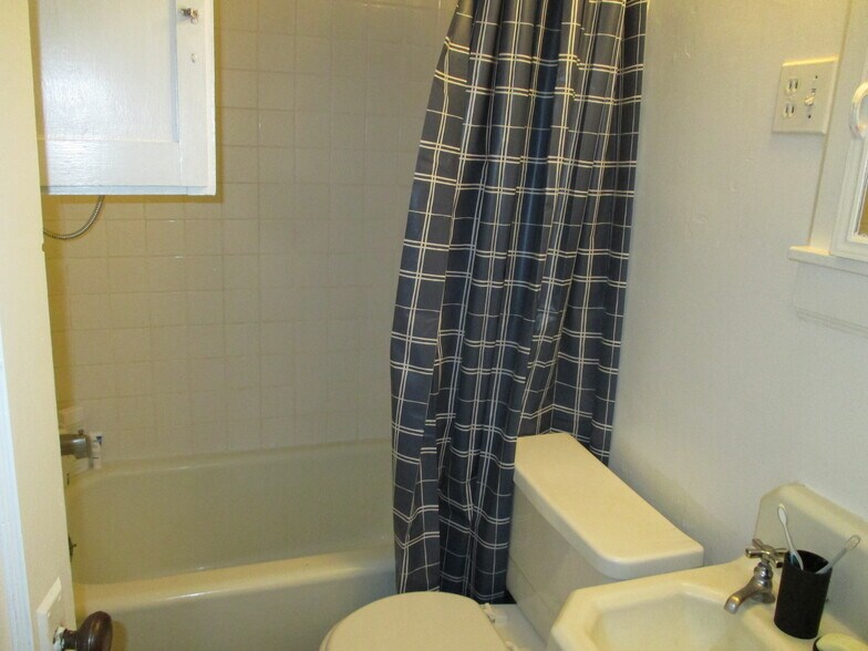 More Photos Of 905 NE Lake St, Pullman Multifamily For Sale