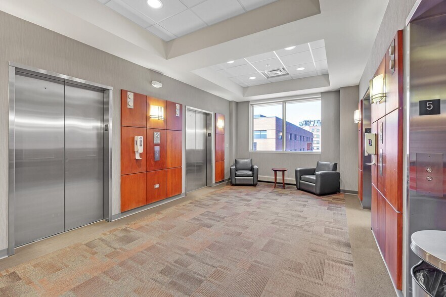 More Photos Of 800 Biesterfield Rd, Elk Grove Village Medical For Lease