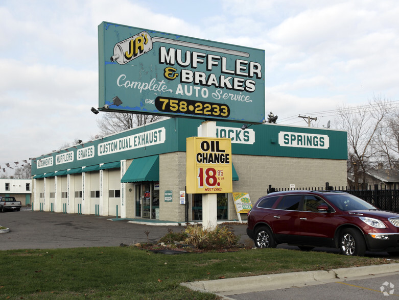 Primary Photo Of 7575 E 8 Mile Rd, Warren Service Station For Sale