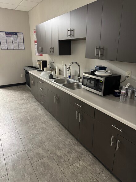 More Photos Of 3210 N Zuehlke Dr, Appleton Warehouse For Lease