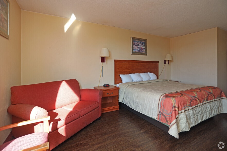 More Photos Of 127 Ontario Dr, Mount Hope Hotel For Sale