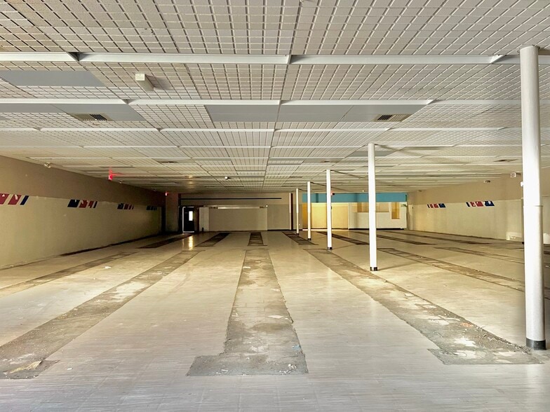 More Photos Of 3700 Falls Rd, Baltimore Drugstore For Lease