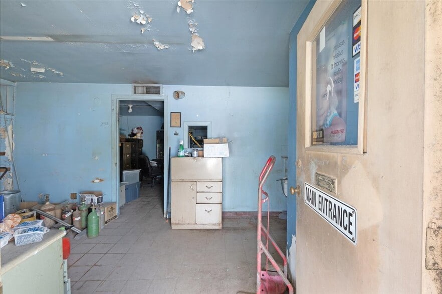 More Photos Of 6334 Midvale Ave, Houston Warehouse For Sale