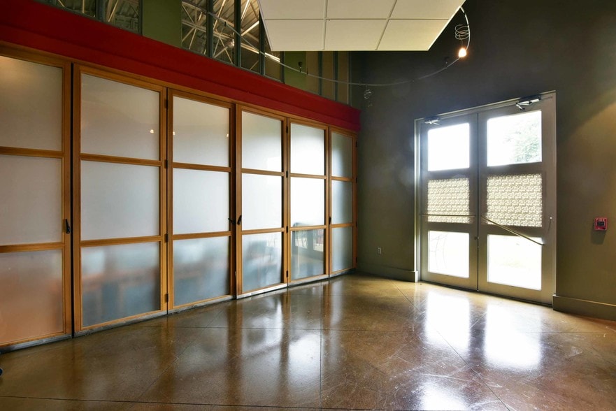 More Photos Of 2807 Meredyth Dr, Albany Restaurant For Sale