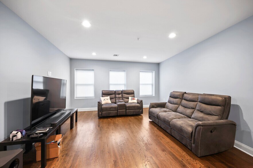 More Photos Of 19 Franklin St, Bloomfield Storefront Retail Office For Sale