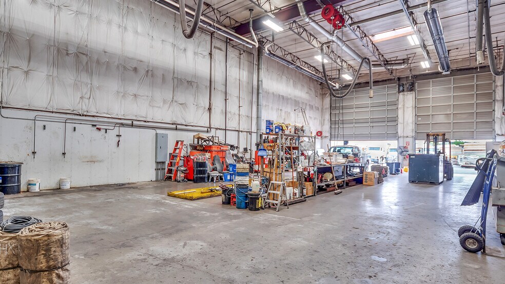 More Photos Of 7025 N Leadbetter Rd, Portland Service For Lease