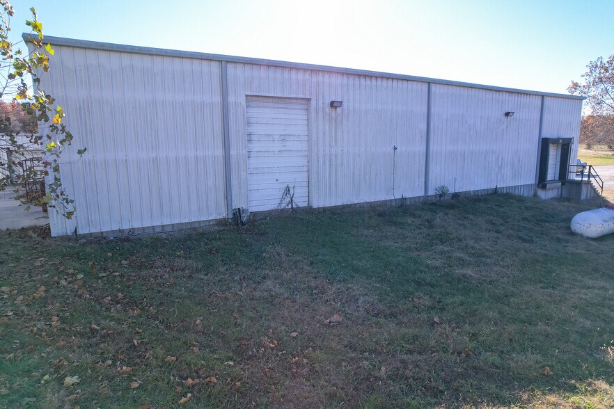 More Photos Of 27877 Glacier Point Rd, Lebanon Warehouse For Lease