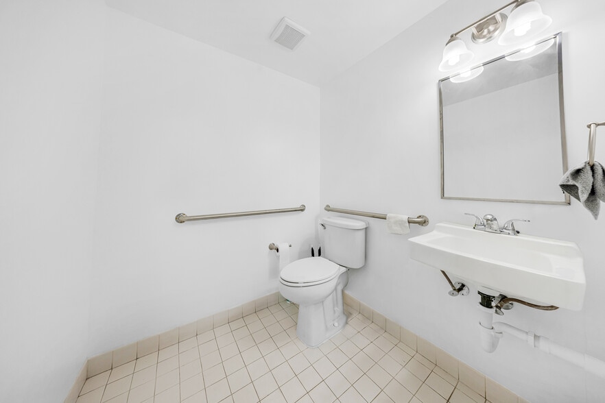 More Photos Of 8009 NW 29th St, Doral Warehouse For Sale