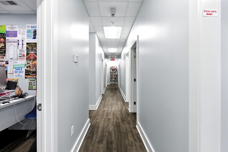 More Photos Of 9 Hunter Rd, Hilton Head Showroom For Sale