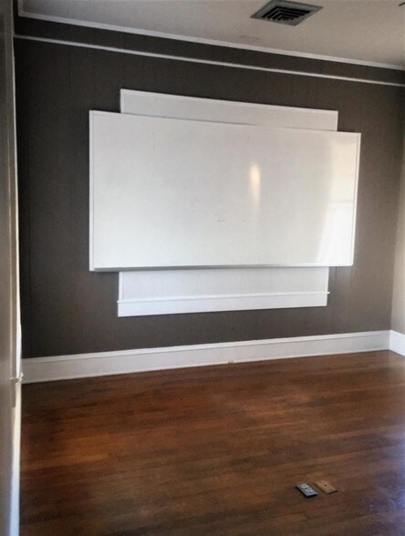 More Photos Of 208 N Gloster St, Tupelo Office For Sale