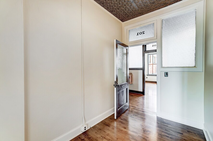 More Photos Of 9-11 N 3rd St, Newark Office For Lease