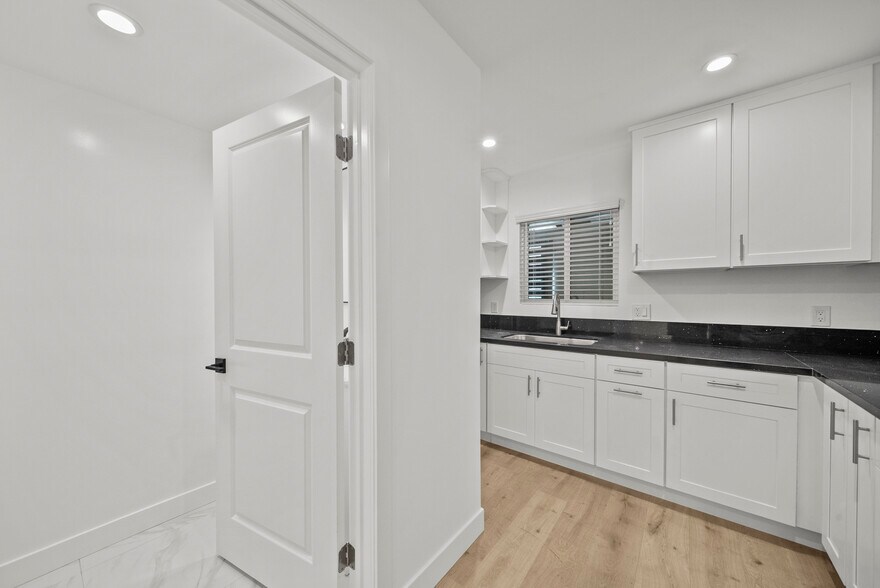 More Photos Of 11488 Burbank Blvd, North Hollywood Flex For Sale