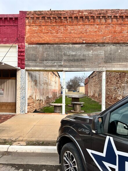 More Photos Of 317 S Main St, Lindsay General Retail For Sale