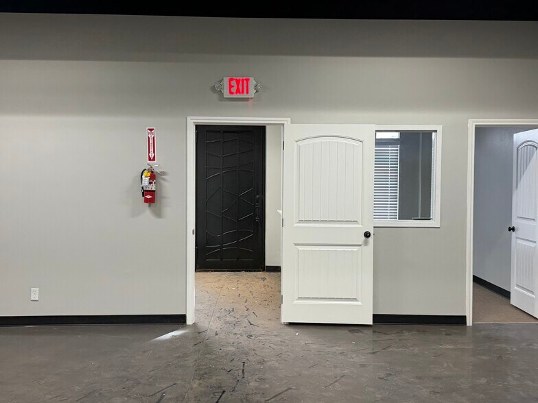 More Photos Of 513 N Lee Ave, Odessa Office For Lease