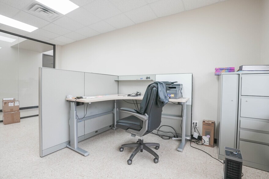 More Photos Of 10410 Corporate Dr, Sugar Land Research And Development For Lease