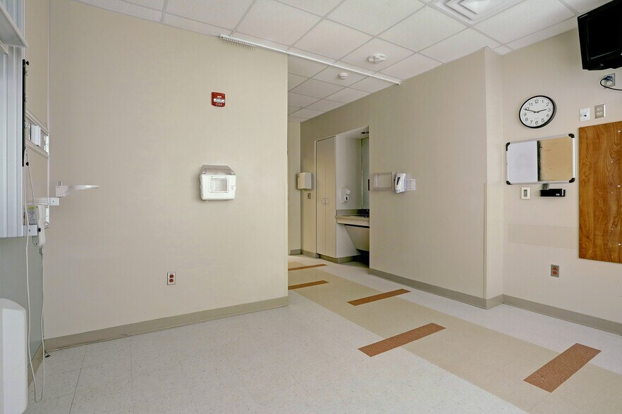 More Photos Of 505 Graham Dr, Tomball Hospital For Sale