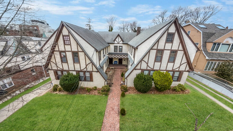 Primary Photo Of 4320 Hamilton Pl, Flushing Apartments For Sale