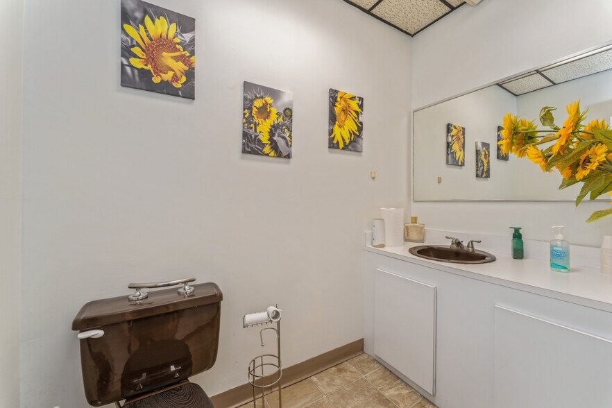 More Photos Of 917 Hempstead Tpke, Franklin Square Storefront For Sale