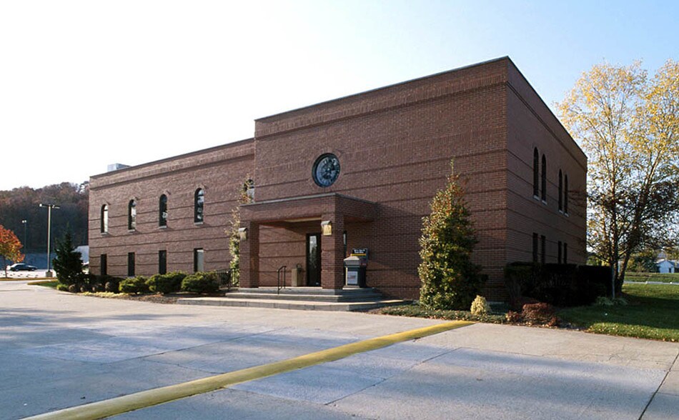 More Photos Of 2113 State St, New Albany Medical For Lease