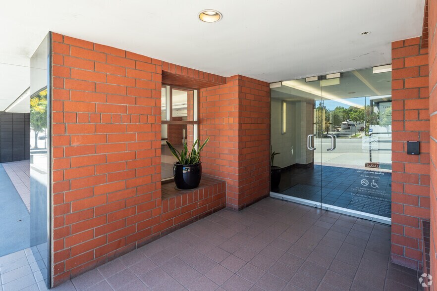 More Photos Of 10351 Santa Monica Blvd, Los Angeles Office For Sale
