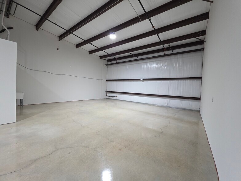 More Photos Of 1304 Leander Dr, Leander Warehouse For Lease