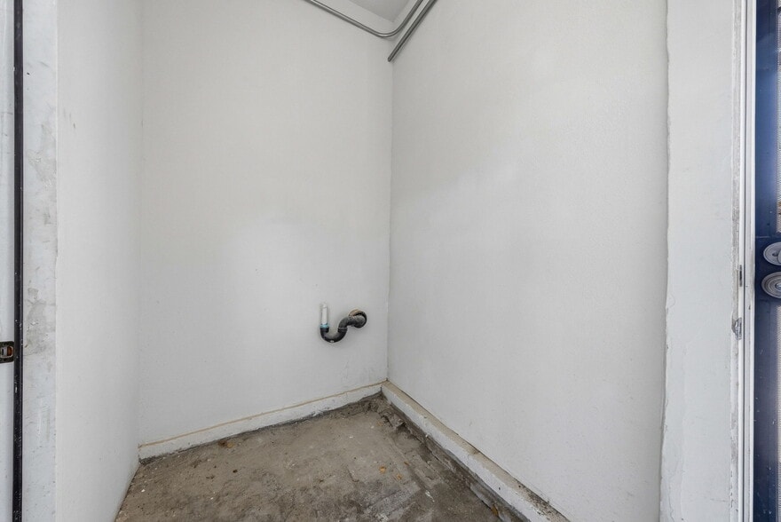 More Photos Of 586 W Avenue 28, Los Angeles Warehouse For Lease