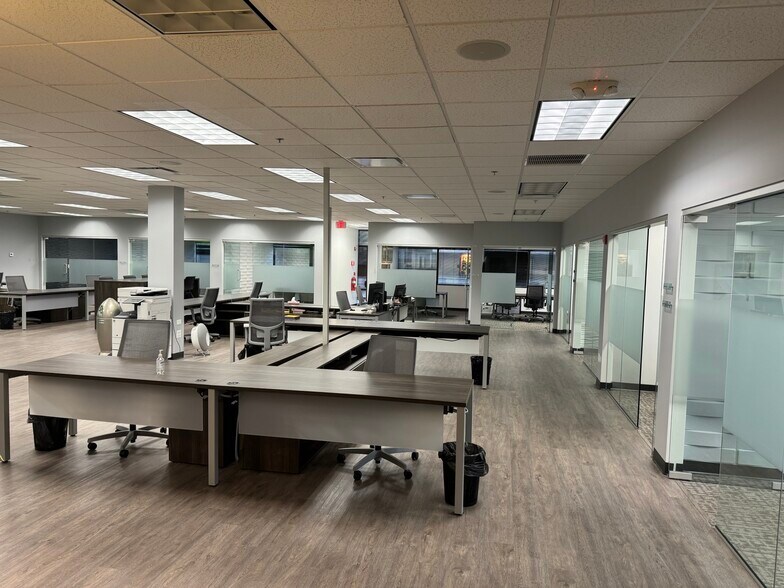 More Photos Of 2505 S Finley Rd, Lombard Office For Lease