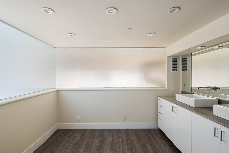 More Photos Of 9435-9439 Santa Monica Blvd, Beverly Hills Storefront Retail Office For Lease