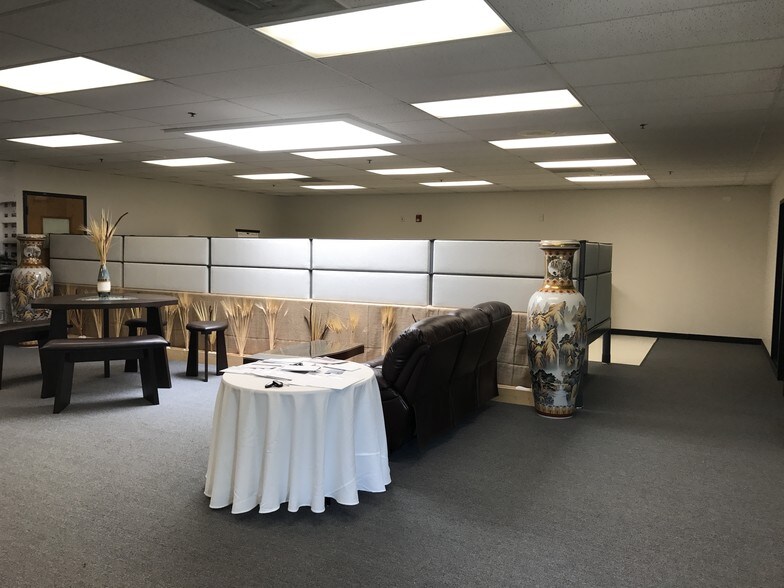 More Photos Of 1303-1359 Barclay Blvd, Buffalo Grove Research And Development For Lease