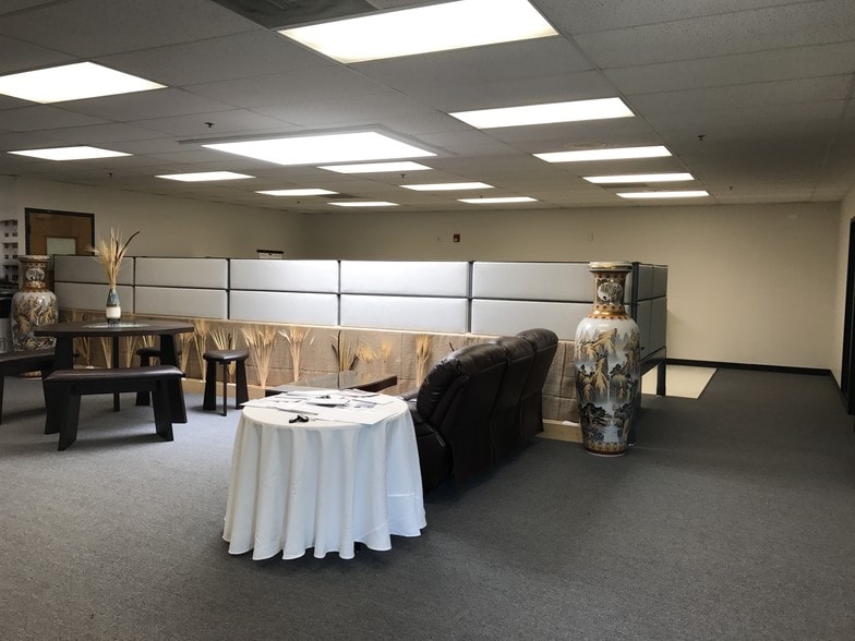 More Photos Of 1303-1359 Barclay Blvd, Buffalo Grove Research And Development For Lease