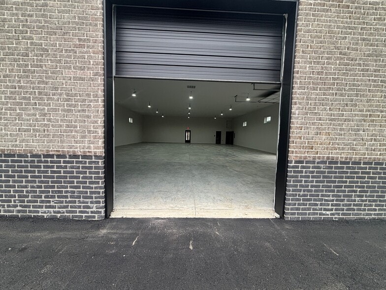 More Photos Of 138 Shivel Dr, Hendersonville Flex For Sale