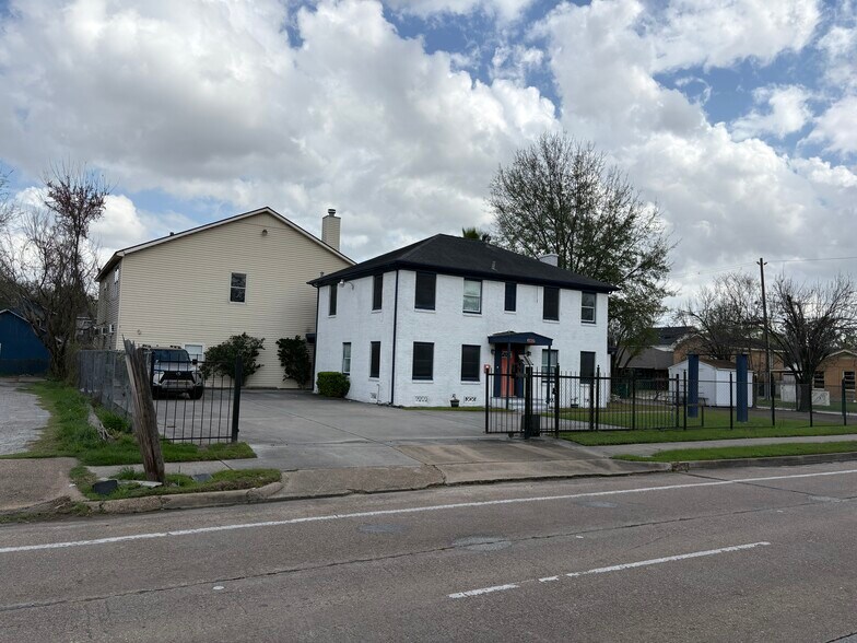 More Photos Of 5902 Irvington, Houston Office For Sale