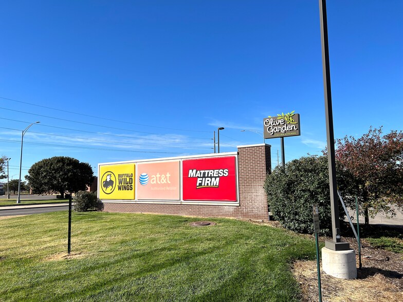 More Photos Of 1710-1712 N Waldron St, Hutchinson Storefront For Lease