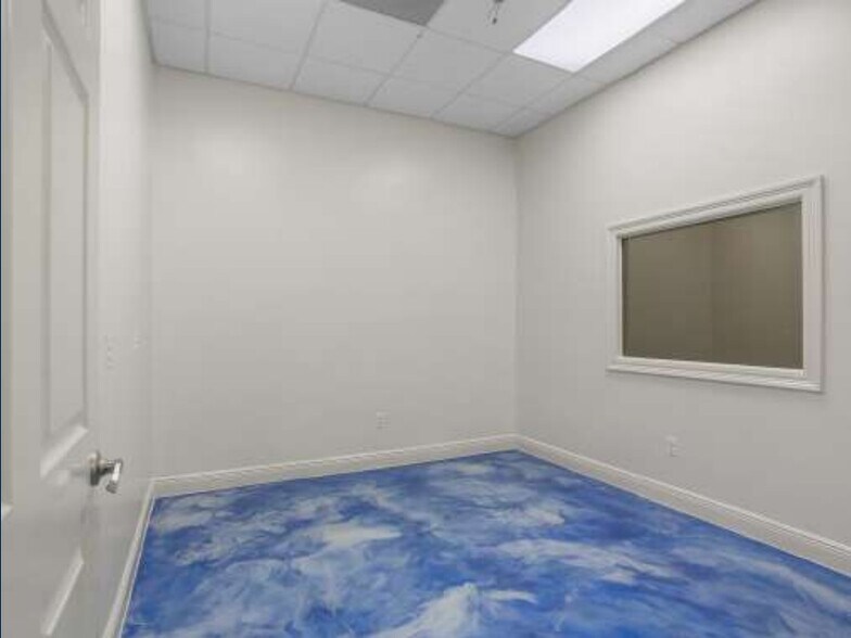 More Photos Of 1200 W Causeway Approach, Mandeville Storefront Retail Office For Lease