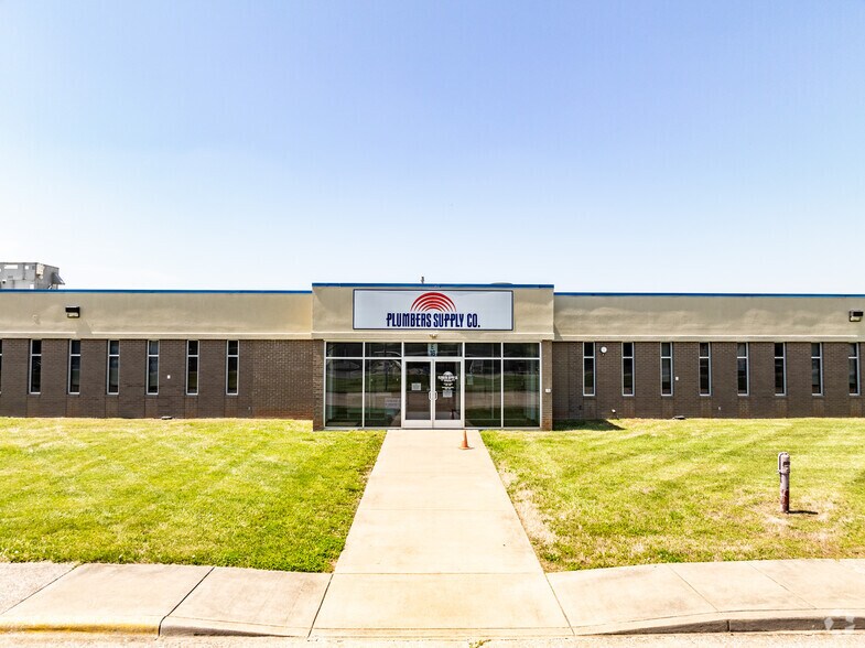 Primary Photo Of 2901 Industrial Dr, Bowling Green Distribution For Lease