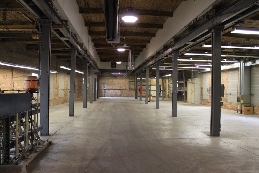 More Photos Of 1104-1120 E Oak St, Dekalb Manufacturing For Lease