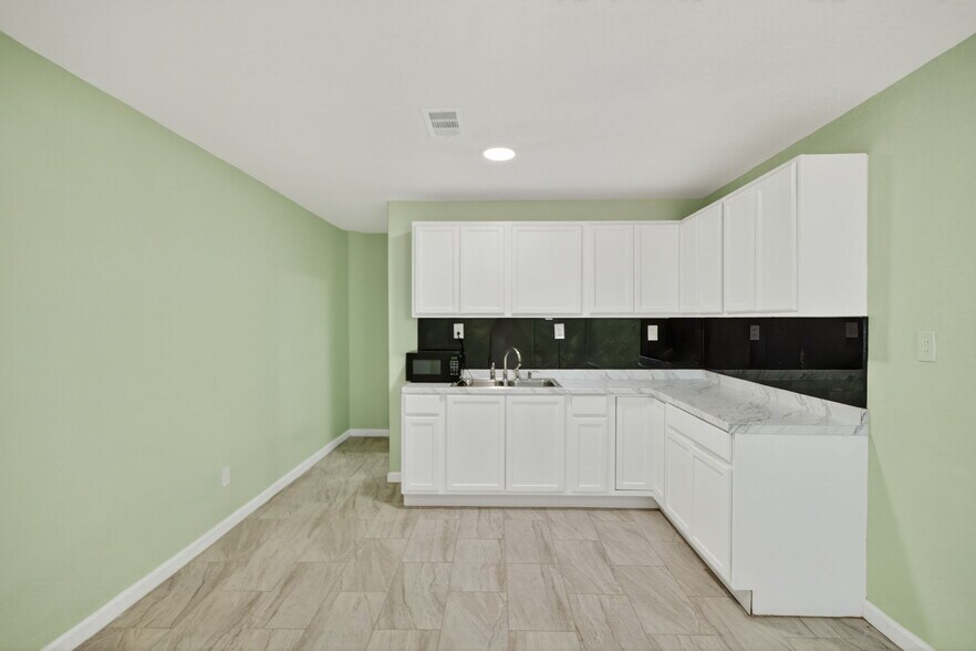 More Photos Of 11010 W Joan Dr, Odessa Warehouse For Sale