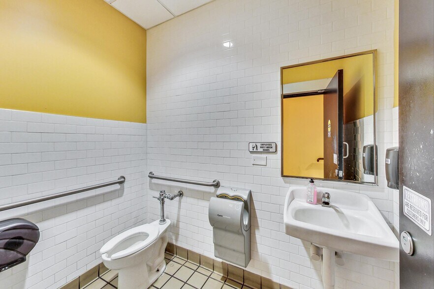 More Photos Of 1359 N Milwaukee Ave, Chicago Restaurant For Sale