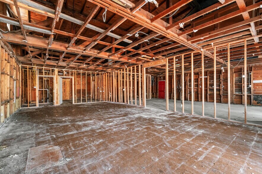 More Photos Of 2219 S Flores St, San Antonio Freestanding For Sale