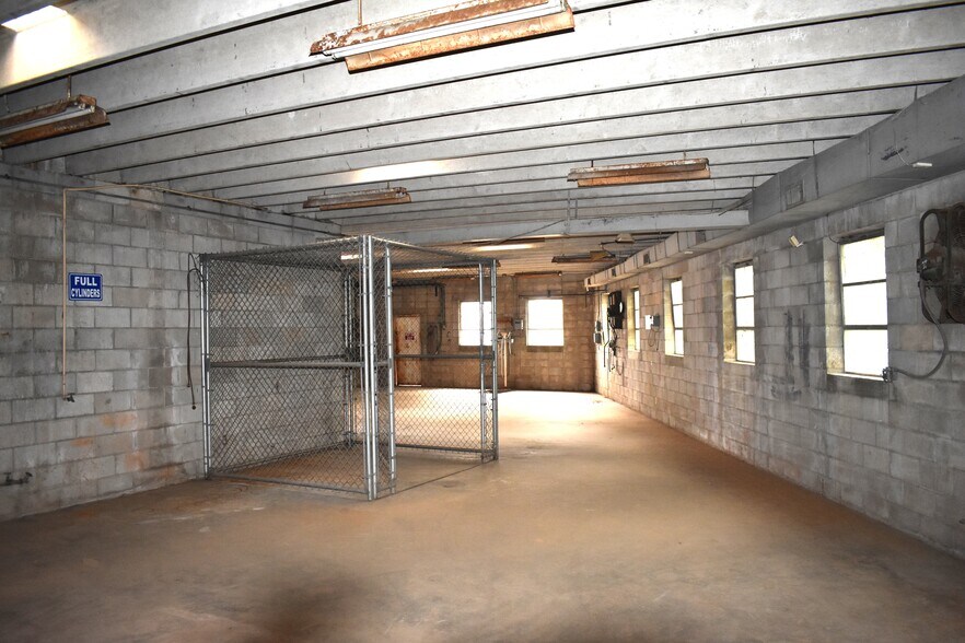 More Photos Of 710 N Perry St, Montgomery Industrial For Lease