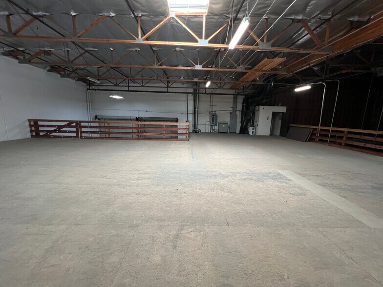 More Photos Of 15650 El Prado Rd, Chino Warehouse For Lease