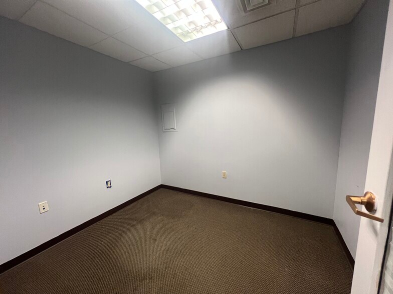 More Photos Of 340 Railroad St, Danville Flex For Lease