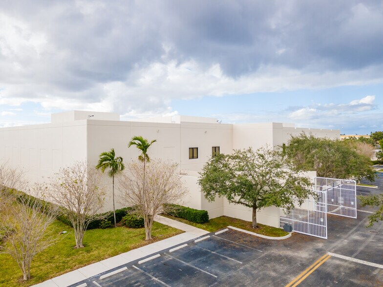 More Photos Of 5870 N Hiatus Rd, Tamarac Unknown For Lease