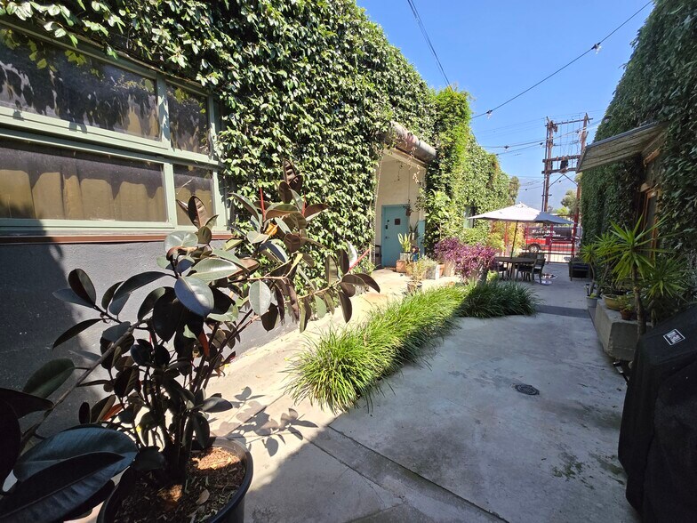 More Photos Of 2886-2888 E Walnut St, Pasadena Service For Sale