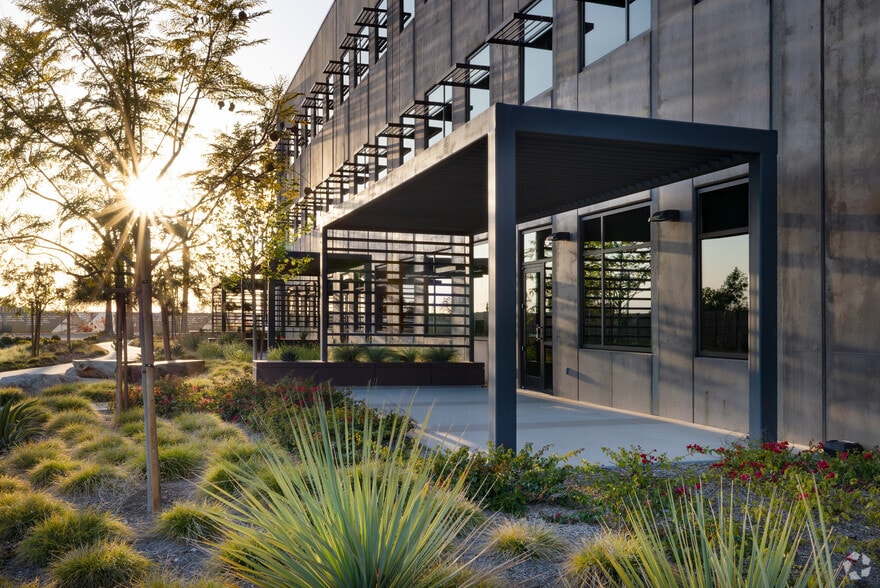 More Photos Of 2799 Gateway Dr, Riverside Medical For Lease